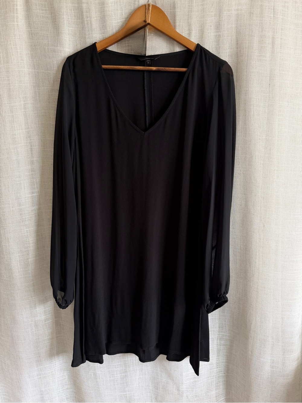 Express Black V-Neck Long-Sleeve Shift Dress